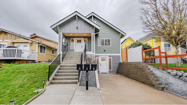 Building Photo - 2106 Oakes Ave