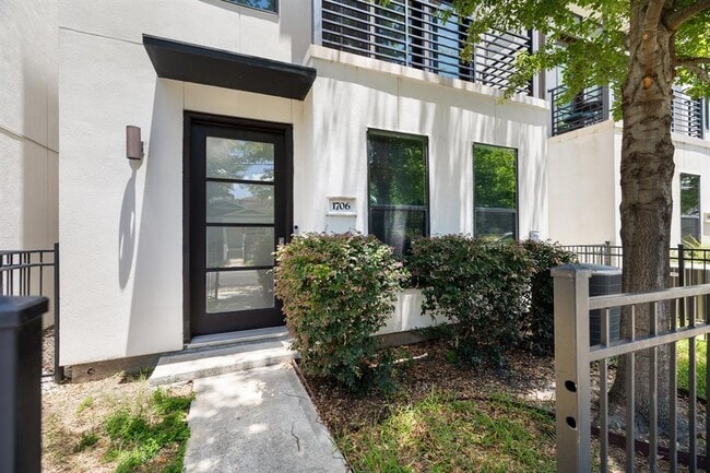 Building Photo - 1706 Ovid St