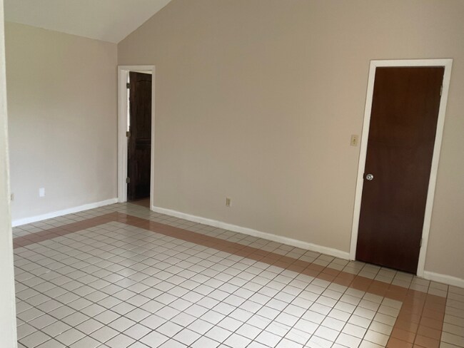 Building Photo - 503 Woodland Dr