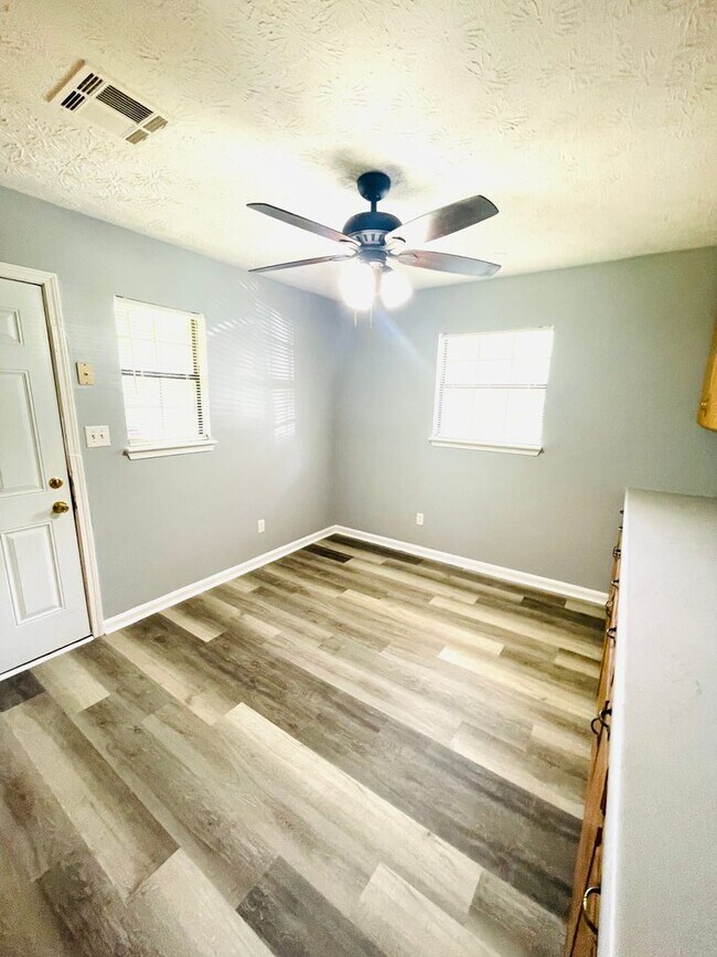 Foto del edificio - **3 Bed 1 Bath On Cedar Street** Call 334-...