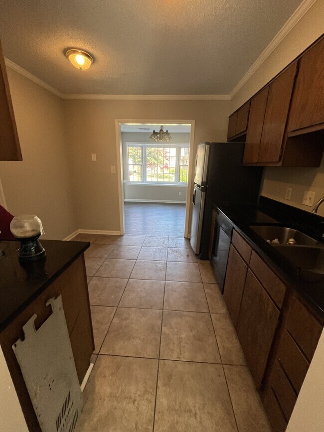 Building Photo - Townhome in Greensboro