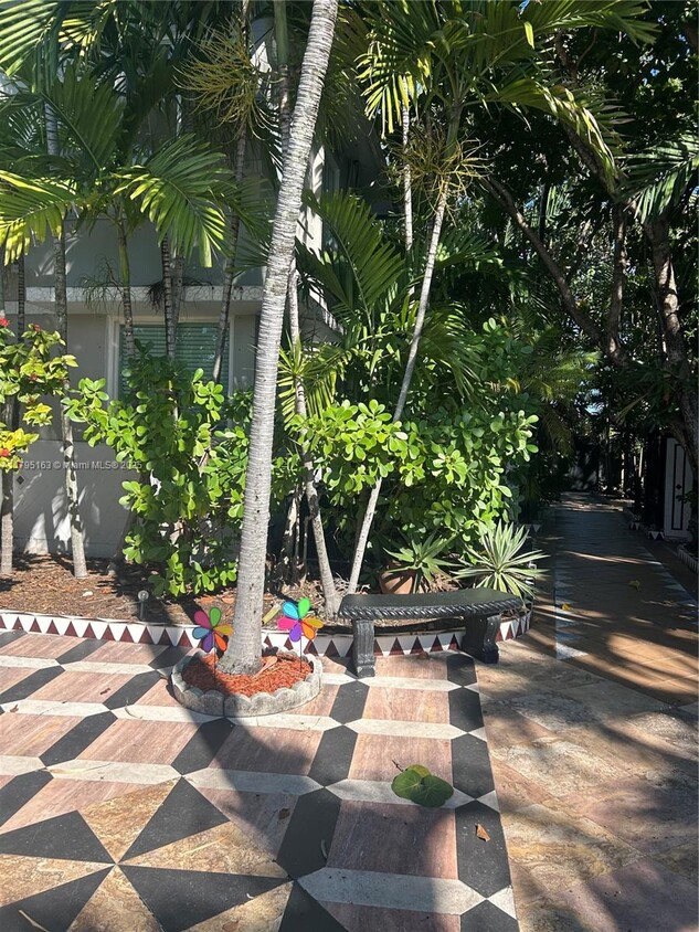 Foto del edificio - 8142 Byron Ave