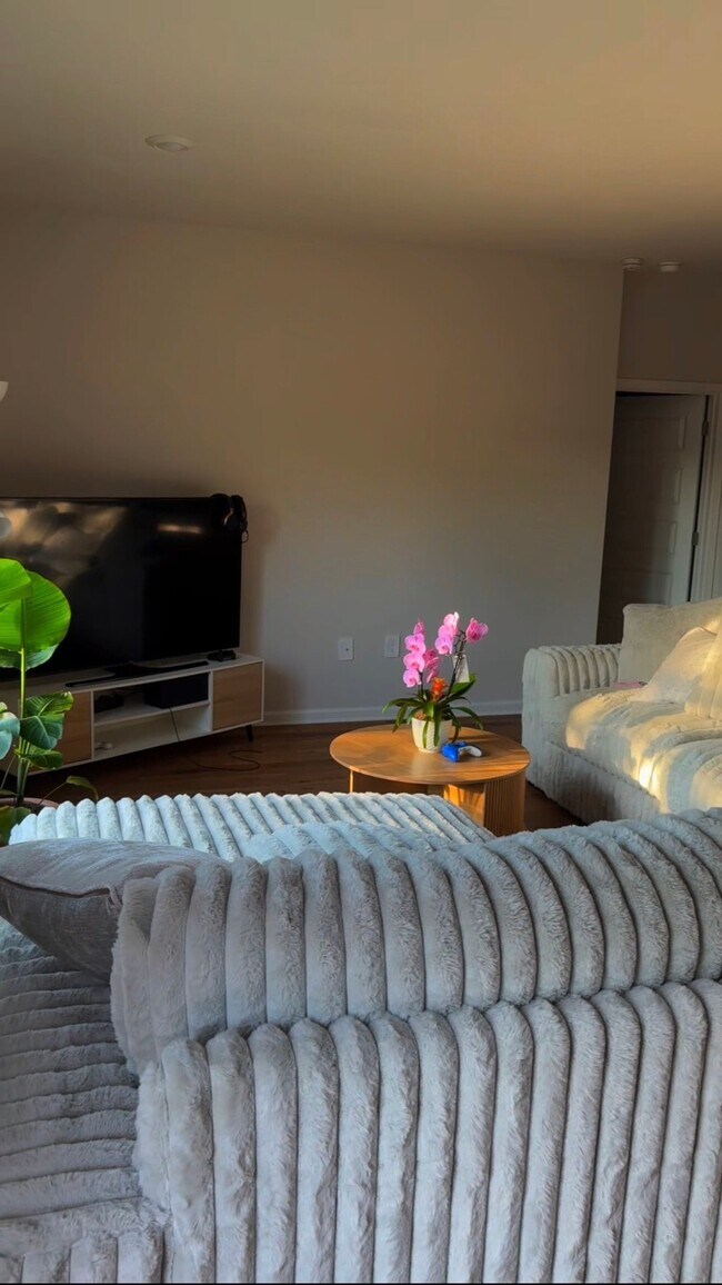 Foto del edificio - 4344 Knollwood Cir