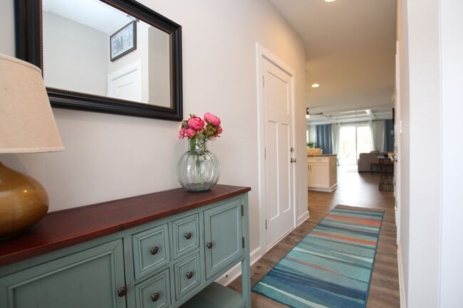 Foto del edificio - Like New End Unit Townhouse!