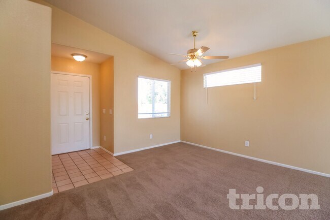 Foto del edificio - 16169 W Buchanan St