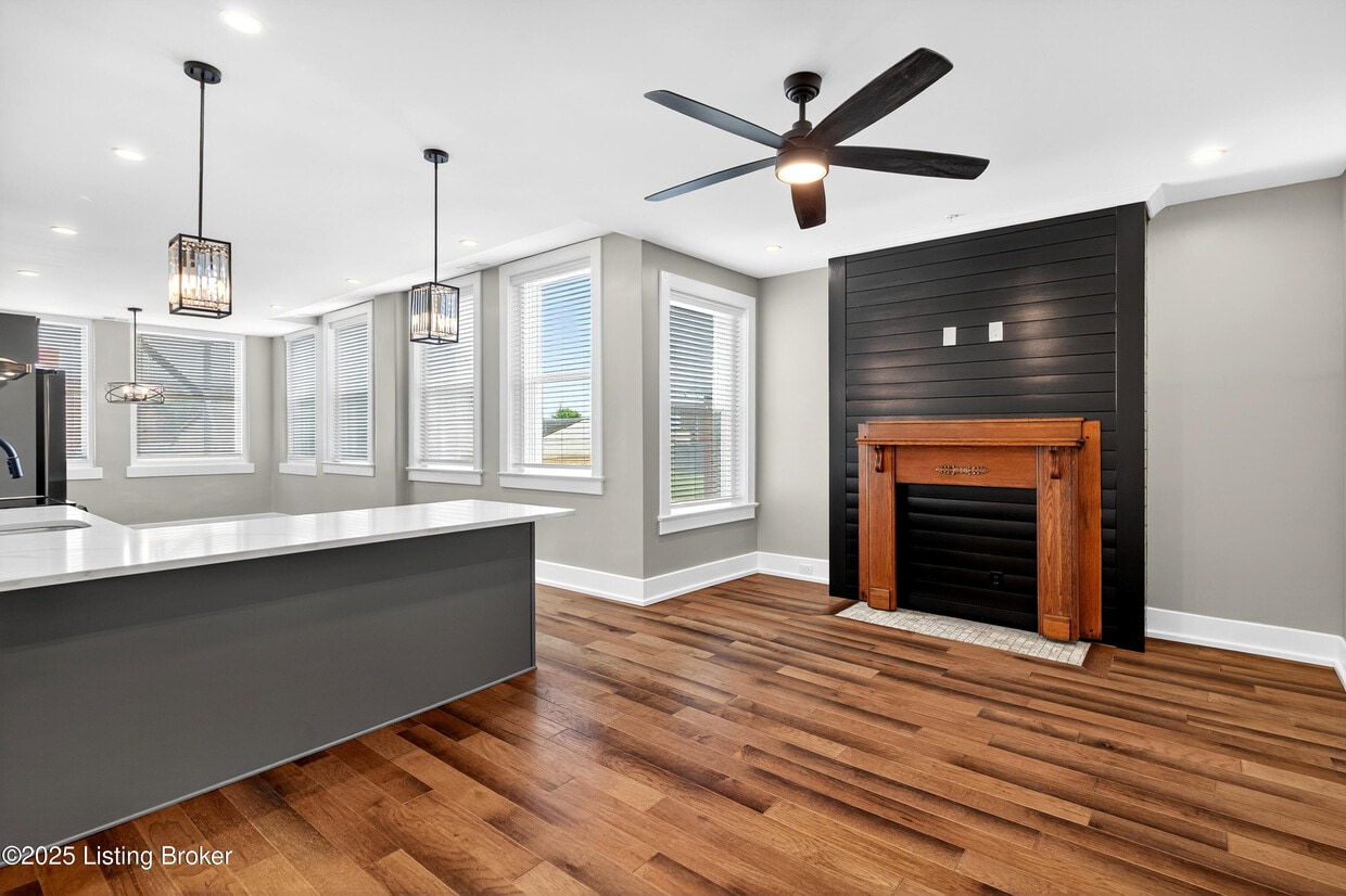 Primary Photo - 1529 W Market St