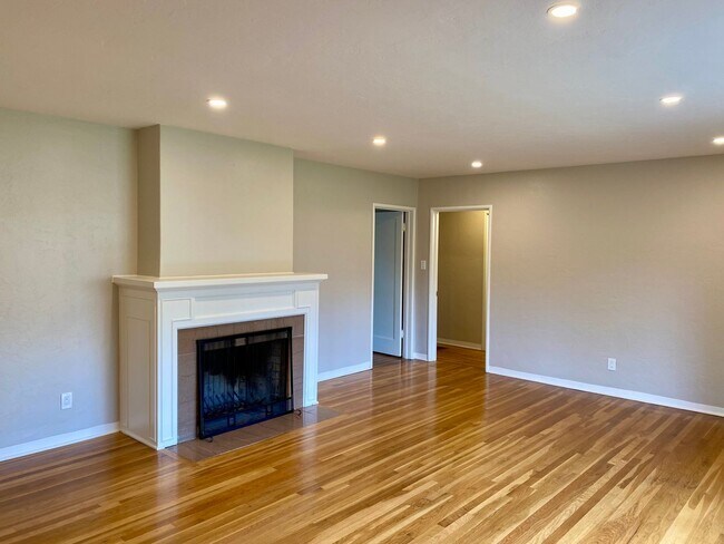 Building Photo - Spacious Single Story on Large Lot