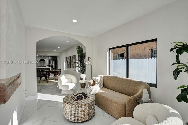 Foto del edificio - 7943 NW 6th Ave
