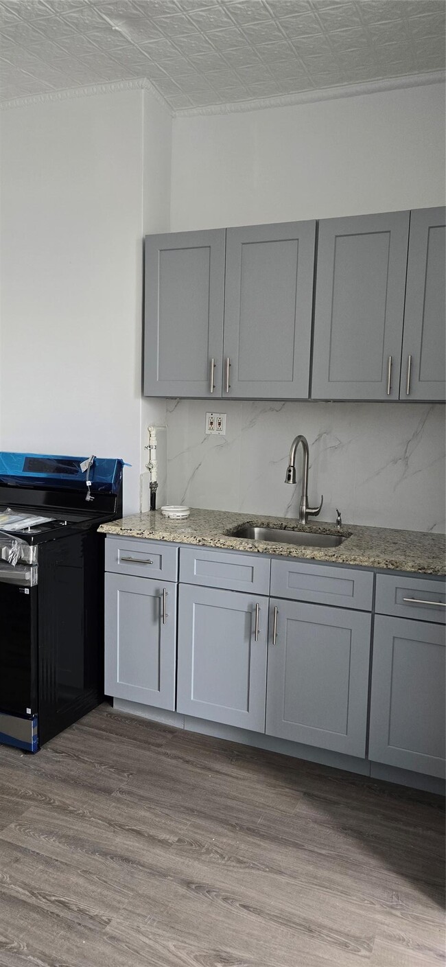 Building Photo - 60-60-60-56 56th St