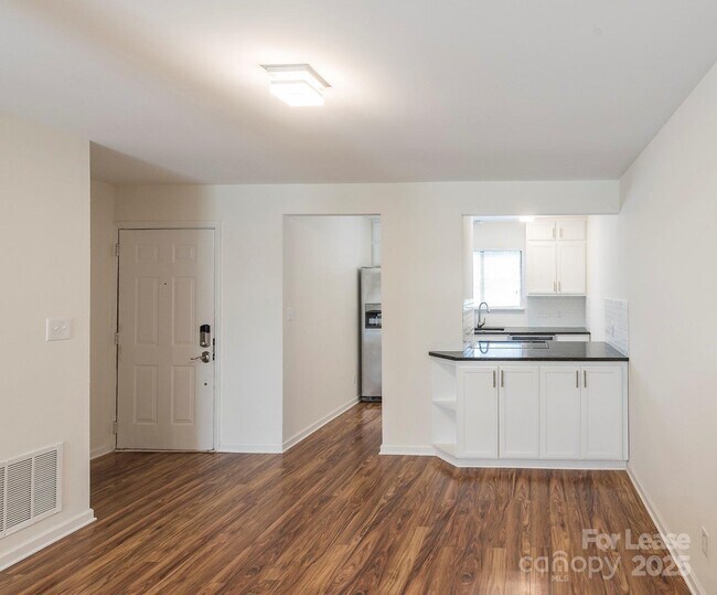 Foto del edificio - 7930 Charter Oak Ln