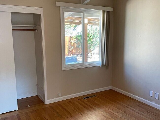 Foto del edificio - 735 Garner Ct