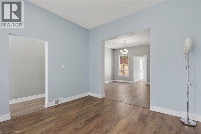 Photo du bâtiment - 141 Ray St N