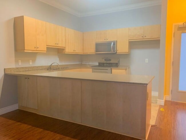 Building Photo - 3 Bedroom Townhome in Downtown Anaheim - $...