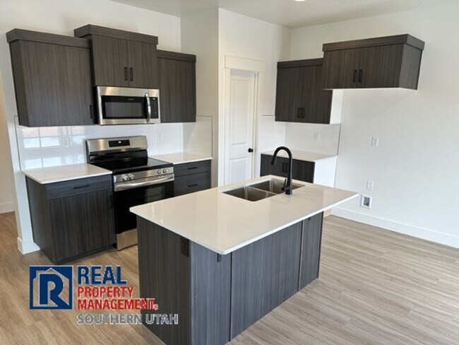 Building Photo - Townhome in South Desert