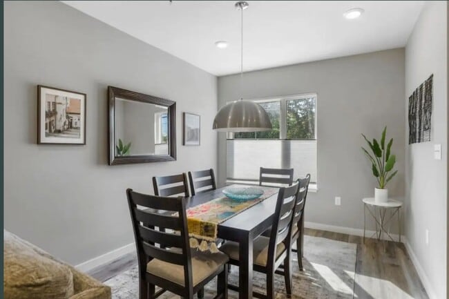 Building Photo - Stunning Furnished Townhouse in South Slope!