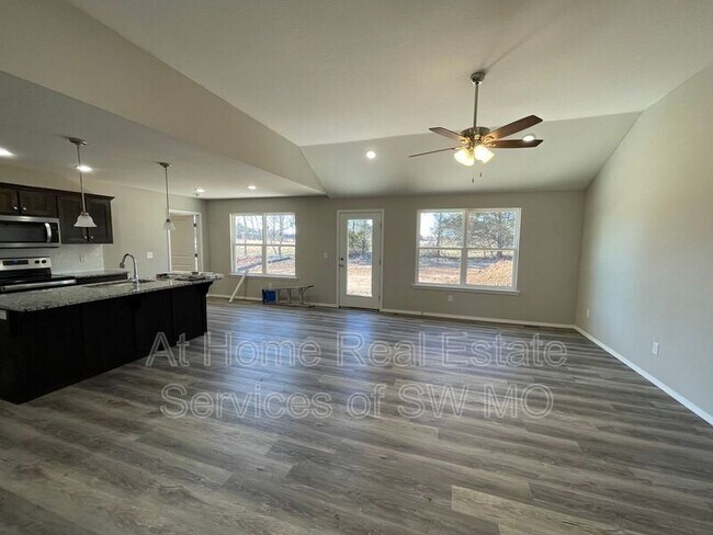 Building Photo - 657 Southgate Dr