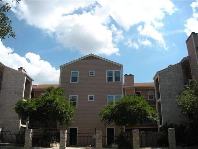 Building Photo - Winchester on West Campus - Huge 2Bd /2Ba - W/D - Reserved Parking - Fireplace - $1600