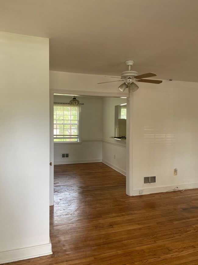 Foto del edificio - Adorable Capecod 4 bdrm/1.5 bath Home w/Office Located on Monument Ave. Near Willow Lawn!