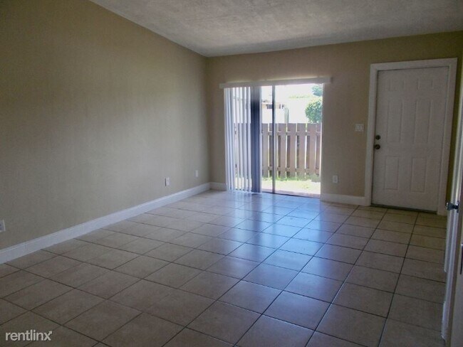 Building Photo - 3 br, 1 bath Townhome - 12011 SW 110 ST Cir N