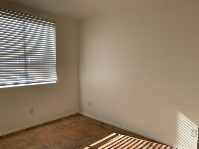 Foto del edificio - 3 bedroom, 2 bath with 2 car garage