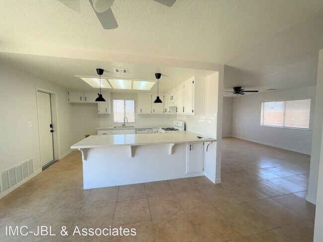 Foto del edificio - 3 br, 2 bath House - 8823 Satinwood Ave.