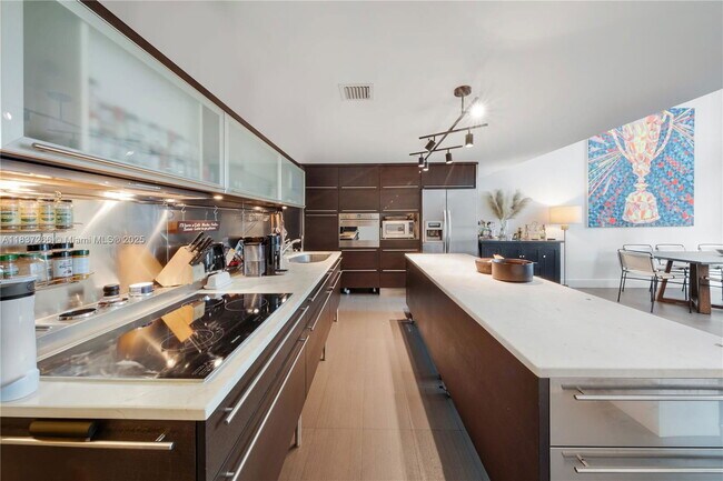 Foto del edificio - 6000 Collins Ave