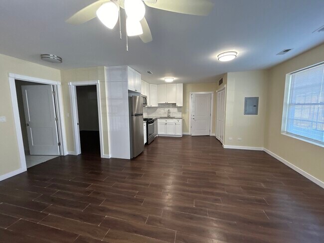 Building Photo - 7441 N Rogers Ave