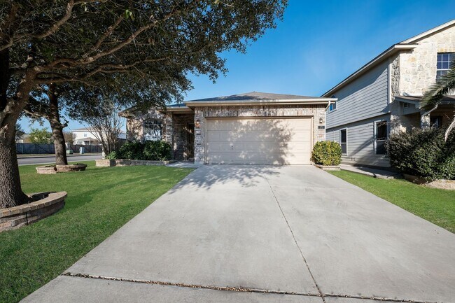 Foto del edificio - Charming Home with Covered Patio & Two Living Areas