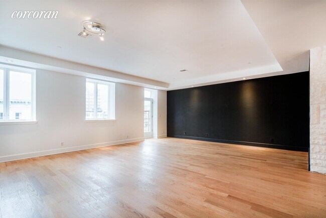 Building Photo - 152 Broadway