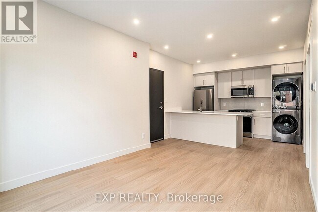 Building Photo - 158 Laval St