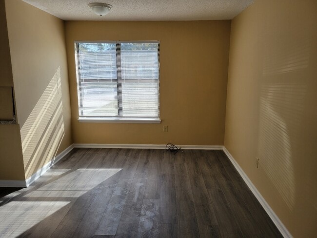 Foto del edificio - 3521 Spring Glen Ln