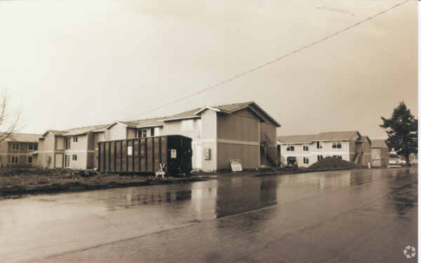 Building Photo - Emerald Pointe Apartments