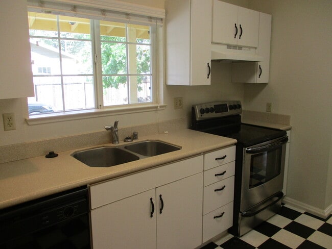 Building Photo - Cute Home Boasting Hardwood, close to Enlo...