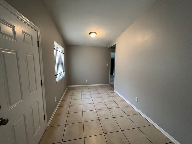 Building Photo - Northside 3/2 Home For Rent!