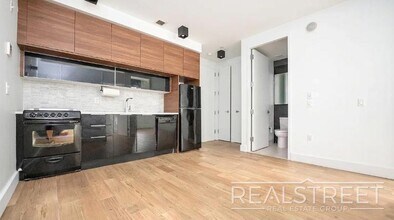 Building Photo - Modern 2 bedroom - Awesome design and architecture.