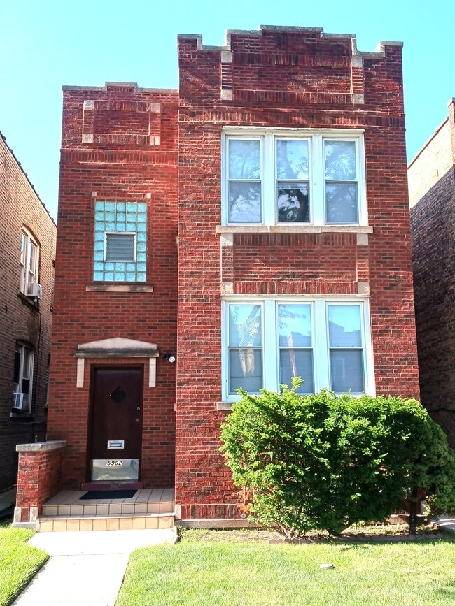Building Photo - 5902 W Wilson Ave