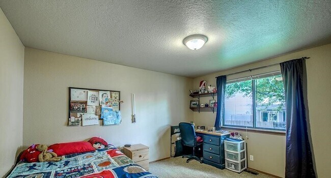 Foto del edificio - Spacious home in a fabulous location!