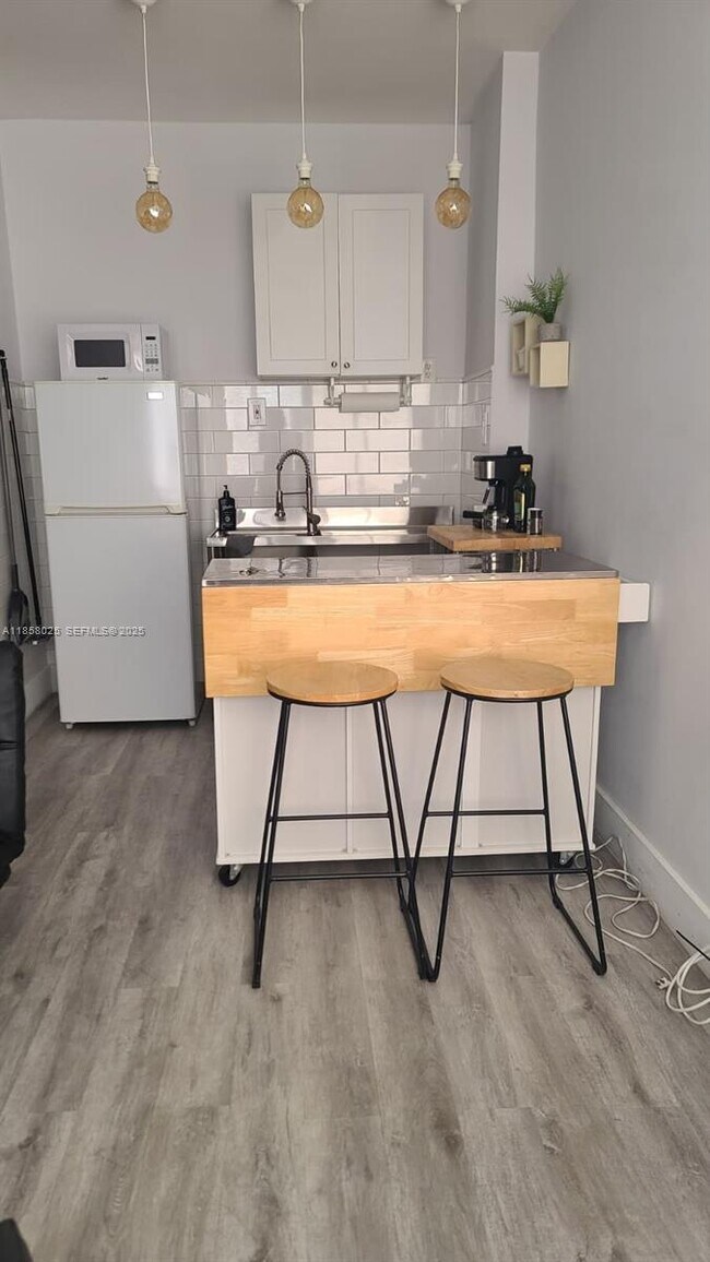 Foto del edificio - 3710 Collins Ave