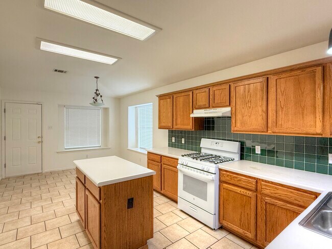 Foto del edificio - 700 House Creek Dr