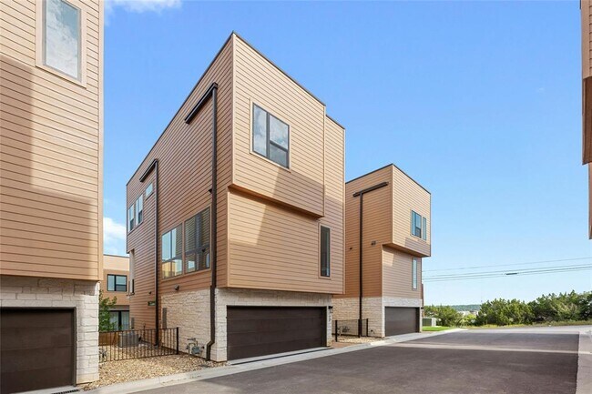 Foto del edificio - 6821 Wolfcreek Pass