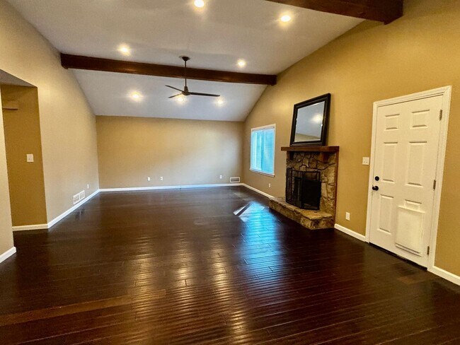 Foto del edificio - 125 Lantern Ridge Dr