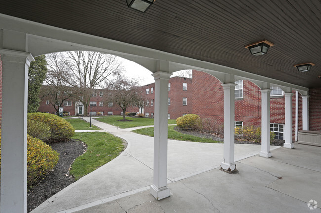 Building Photo - The Courtyards at Sewickley - South