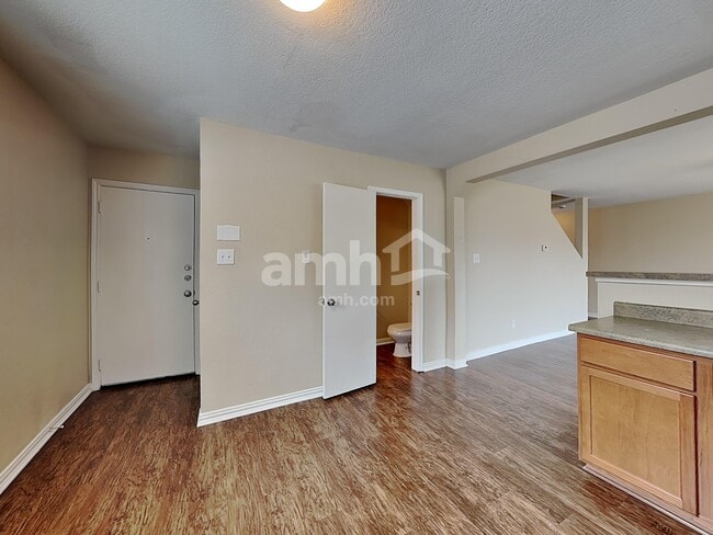 Building Photo - 9314 Silver Vis