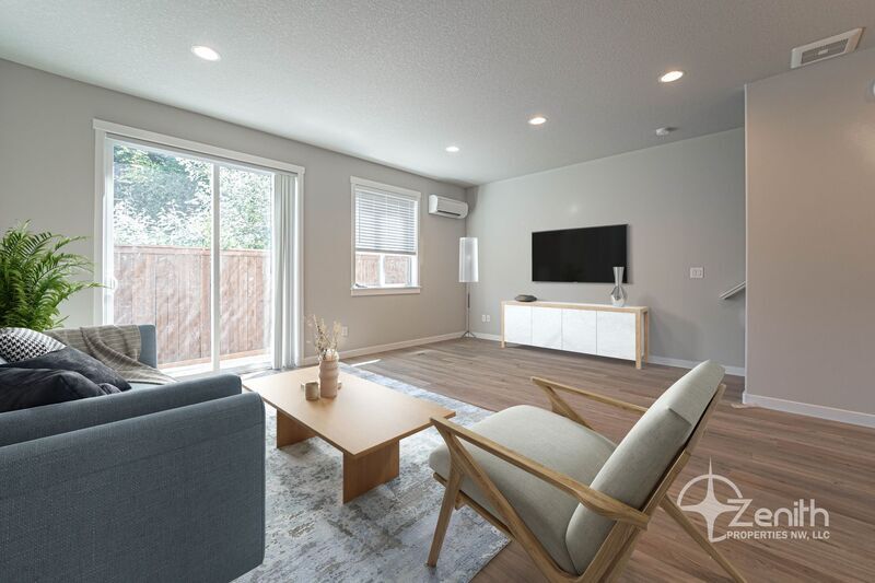 Foto principal - 121 NE Newhouse Rd