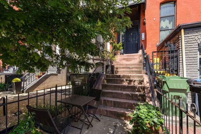 Building Photo - 2BD/2BA Condo in Mount Vernon Sq! In Perso...