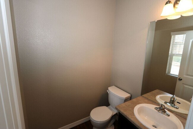 Foto del edificio - Updated Mountain Shadows Beauty on West Side!  4bdrm/3.5bath/2-car Garage