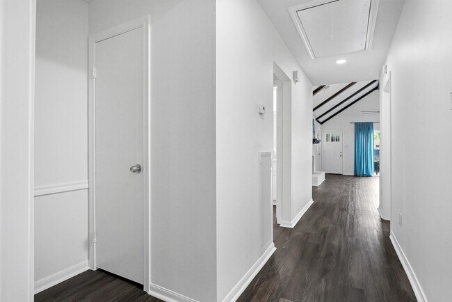 Building Photo - 2908 Camelot Ln