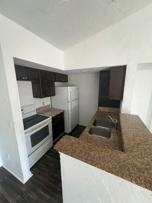 Primary Photo - $500 OFF FIRST MONTH - LAMINATED FLOOR 2/2...