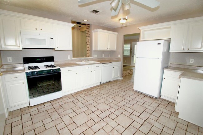 Building Photo - 822 Lodge Ln