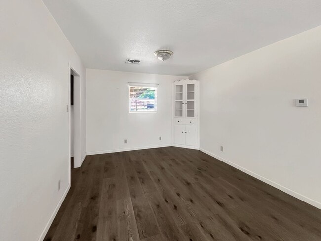 Building Photo - 1000 E Llano Dr
